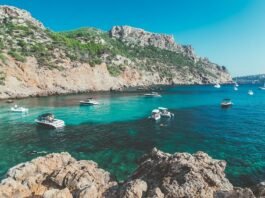 Descubre cómo navegar en Mallorca. Guía de puertos, fondeaderos, costas variadas, clima y navegación segura en la isla más grande de Baleares.