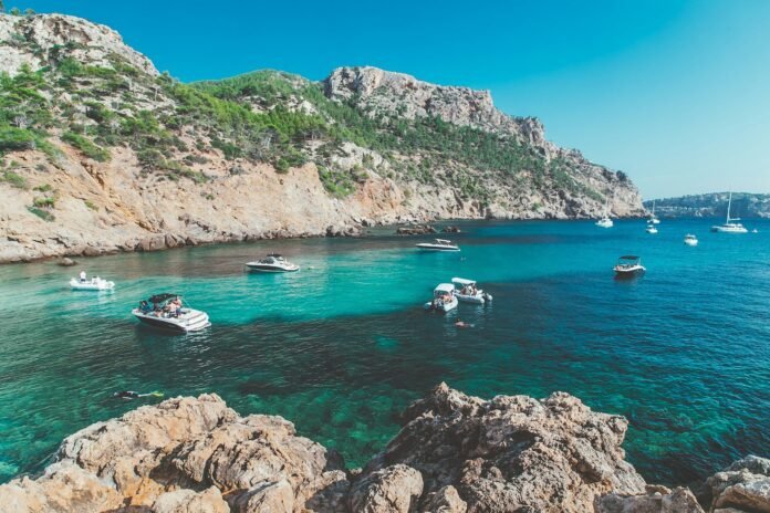 Descubre cómo navegar en Mallorca. Guía de puertos, fondeaderos, costas variadas, clima y navegación segura en la isla más grande de Baleares.
