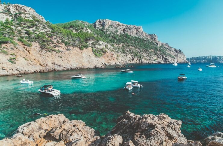 Descubre cómo navegar en Mallorca. Guía de puertos, fondeaderos, costas variadas, clima y navegación segura en la isla más grande de Baleares.