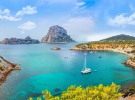 Descubre cómo navegar en Ibiza. Guía de puertos, fondeaderos hermosos, costas variadas, clima y navegación segura en una de las islas más turísticas de Baleares.