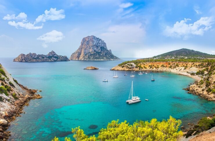 Descubre cómo navegar en Ibiza. Guía de puertos, fondeaderos hermosos, costas variadas, clima y navegación segura en una de las islas más turísticas de Baleares.